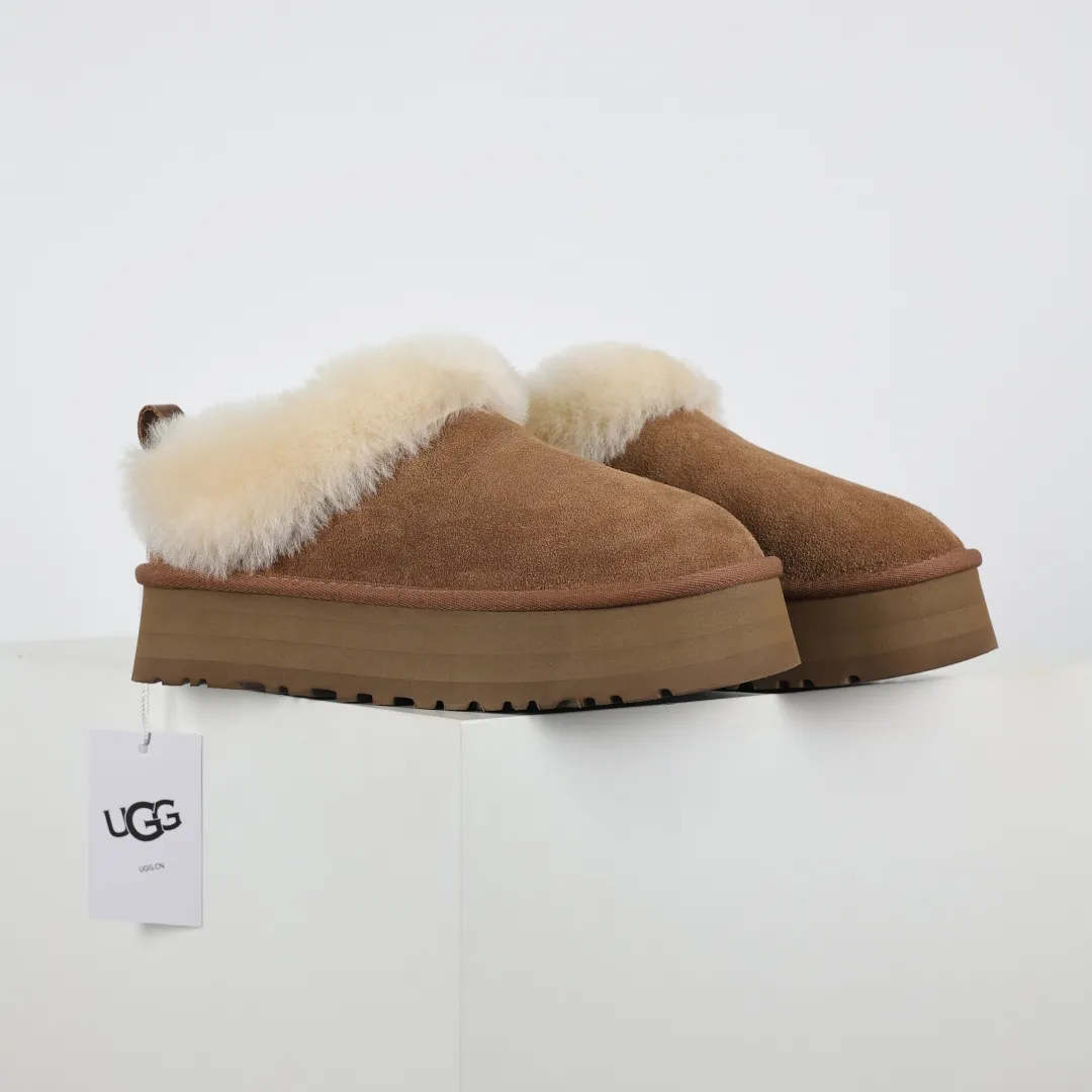 Pick up locally 💰600 Core recommended good price Independently developed original outsole, cashmere insole, keeping warm in winter, suitable for home use. In recent years, uug has launched a style series, which is partially skewed towards the preferences of young consumers, and has also been at the forefront of fashion trends. Shoe body material, water-repellent coated suede upper, 17mm UGGPURE™ implanted wool insole, lightweight non-slip and comfortable rubber outsole, with brand LOGO, complete packaging, size: 35 36 37 38 39 40